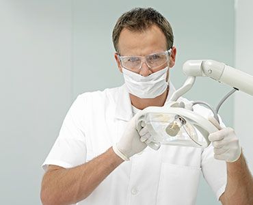 Segosalud dentista usando máquina