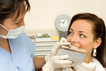 Segosalud odontóloga examinando dientes de mujer